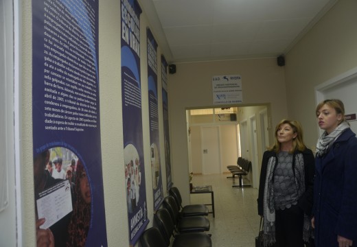 Unha exposición que se exhibe na UAD traza unha radiografía sobre a problemática da violencia de xénero en distintos países